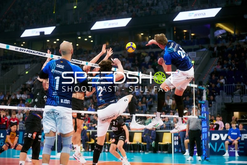 Schmetterball und Block am Netz