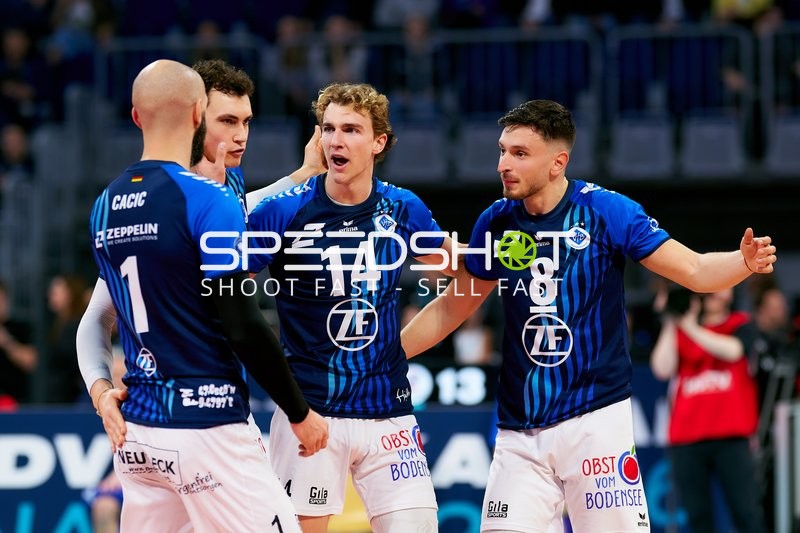 Spielszene mit Louis Kunstmann (5; VfB Friedrichshafen), Parker James Van Buren (14; VfB Friedrichshafen) und Aleksa Batak (8; VfB Friedrichshafen)