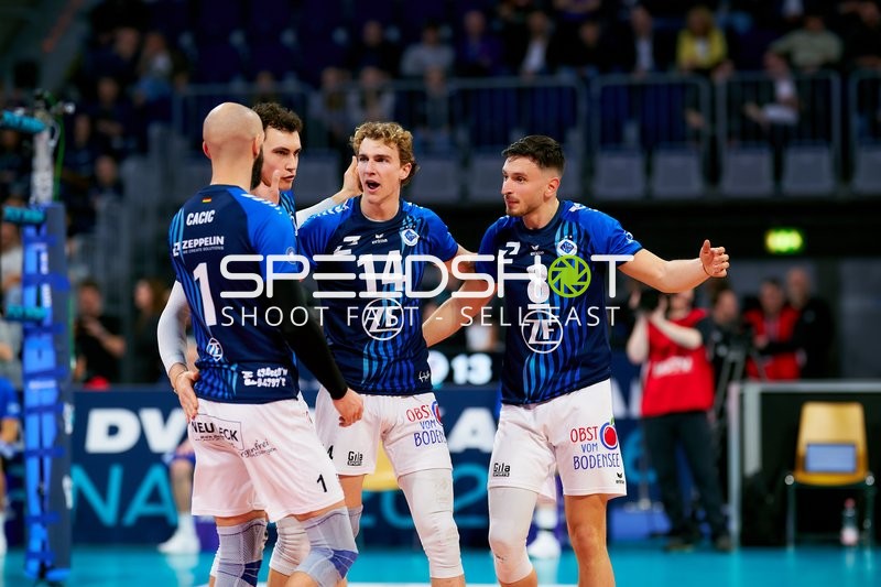 Spielszene mit Louis Kunstmann (5; VfB Friedrichshafen), Parker James Van Buren (14; VfB Friedrichshafen) und Aleksa Batak (8; VfB Friedrichshafen)