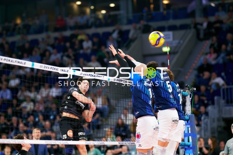 Spielszene mit Vojin Cacic (1; VfB Friedrichshafen), Louis Kunstmann (5; VfB Friedrichshafen) und Ethan Champlin (20; SVG Lüneburg)