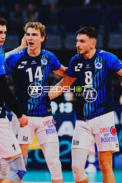 Spielszene mit Parker James Van Buren (14; VfB Friedrichshafen) und Aleksa Batak (8; VfB Friedrichshafen)