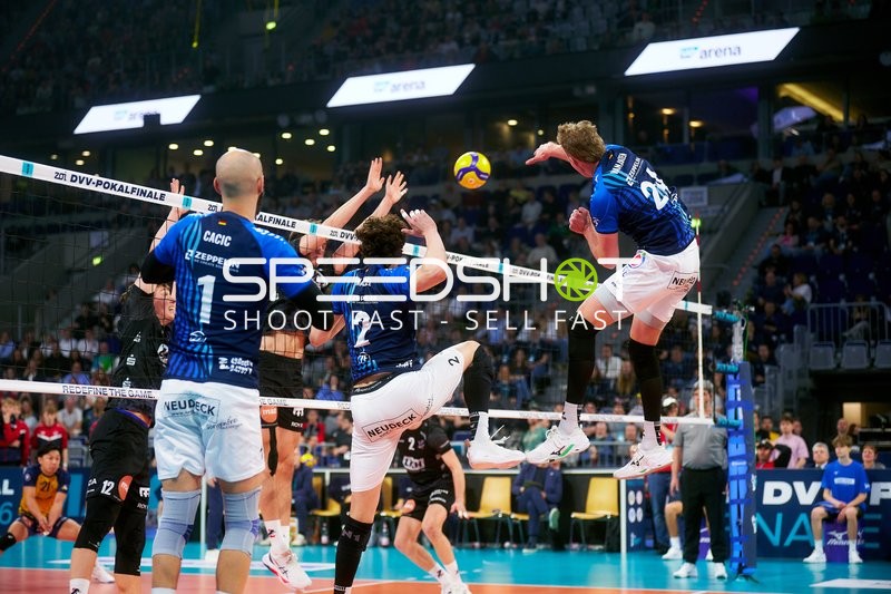 Spielszene mit Vojin Cacic (1; VfB Friedrichshafen), Gustavo Antonio Maciel (2; VfB Friedrichshafen) und Jonas Peter Van Huizen (24; VfB Friedrichshafen)