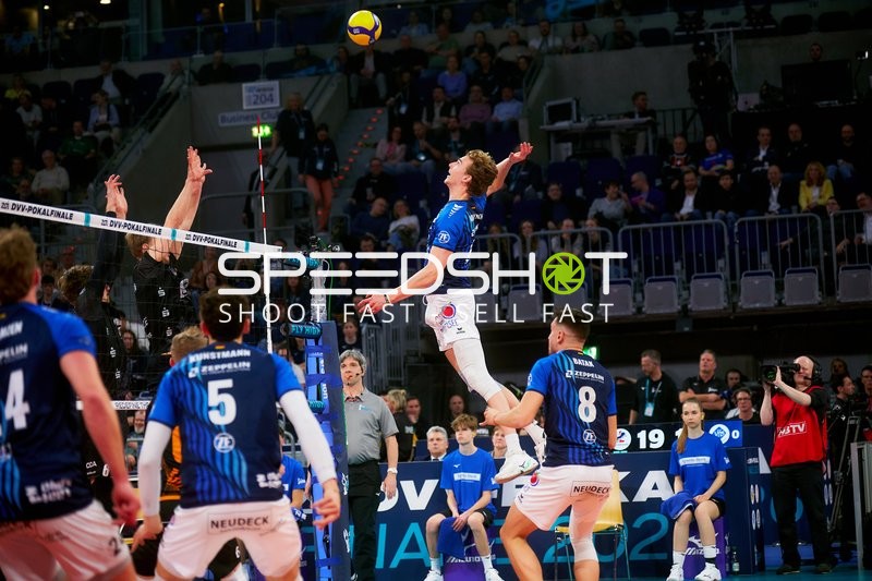 Spielszene mit Louis Kunstmann (5; VfB Friedrichshafen) und Aleksa Batak (8; VfB Friedrichshafen)