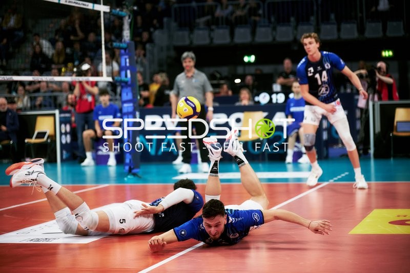 Spielszene mit Parker James Van Buren (14; VfB Friedrichshafen) und Aleksa Batak (8; VfB Friedrichshafen)