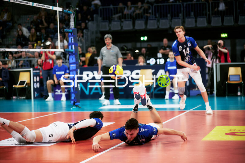 Spielszene mit Parker James Van Buren (14; VfB Friedrichshafen) und Aleksa Batak (8; VfB Friedrichshafen)