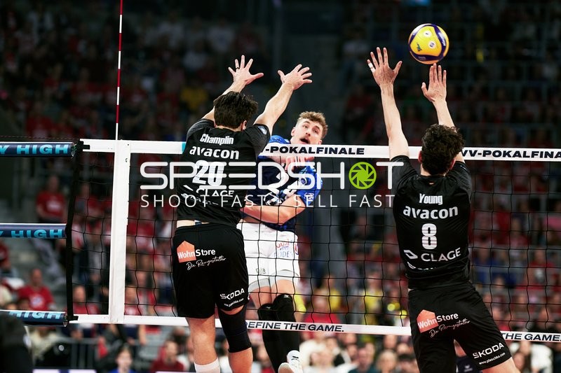 Angriff und Block am Netz