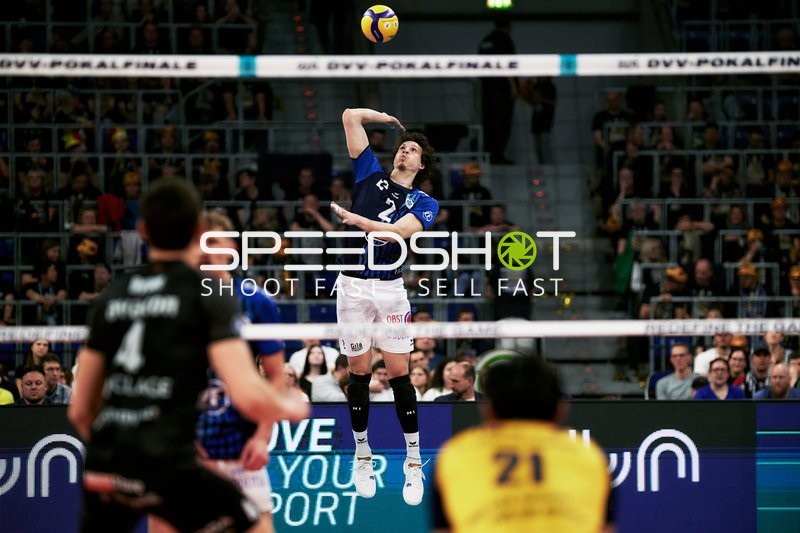 Gustavo Antonio Maciel (2; VfB Friedrichshafen) beim Aufschlag