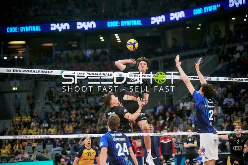 Spielszene mit Cole Young (8; SVG Lüneburg) und Sho Takahashi (21; SVG Lüneburg)