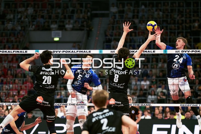 Spielszene mit Jonas Peter Van Huizen (24; VfB Friedrichshafen) und Louis Kunstmann (5; VfB Friedrichshafen)