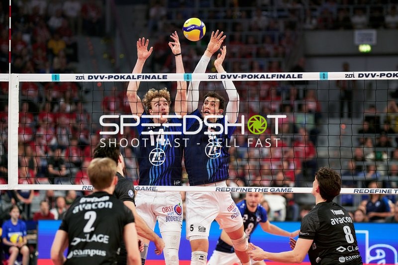 Block am Netz von Louis Kunstmann (5; VfB Friedrichshafen) und Parker James Van Buren (14; VfB Friedrichshafen)