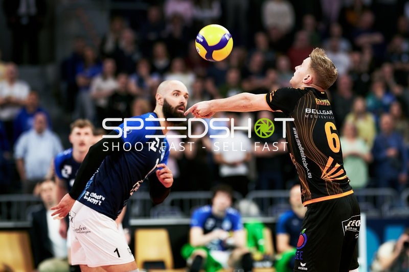 Spielszene mit Vojin Cacic (1; VfB Friedrichshafen) und Jackson Howe (6; SVG Lüneburg)