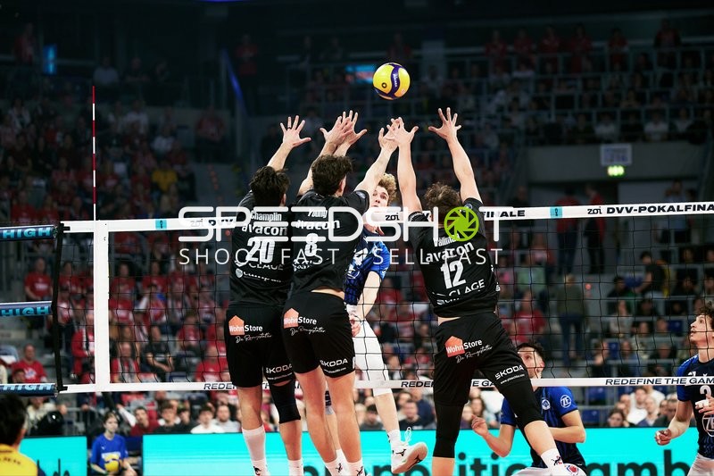 Spielszene mit Parker James Van Buren (14; VfB Friedrichshafen) und Daniel Gruvaeus (2; SVG Lüneburg)