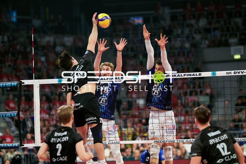 Blockversuch von Louis Kunstmann (5; VfB Friedrichshafen) und Parker James Van Buren (14; VfB Friedrichshafen)