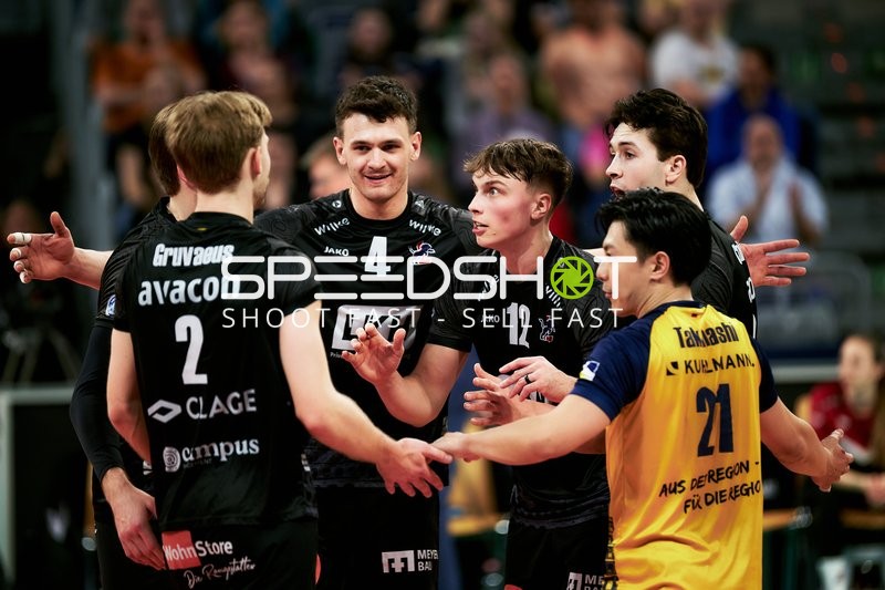 Spielszene mit Christopher Byam (4; SVG Lüneburg) und Teamkollegen