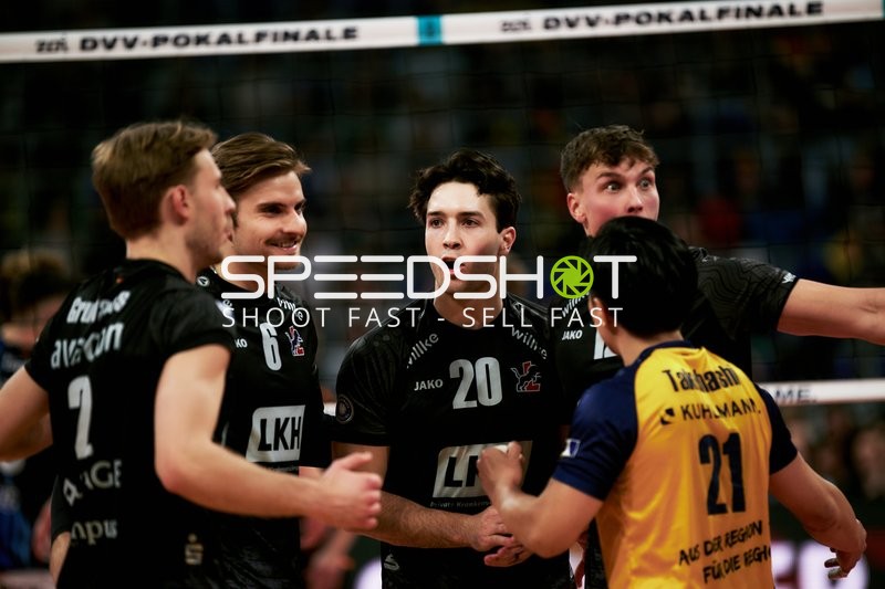 Spielszene mit Santeri Välimaa (12; SVG Lüneburg), Jackson Howe (6; SVG Lüneburg) und Ethan Champlin (20; SVG Lüneburg)