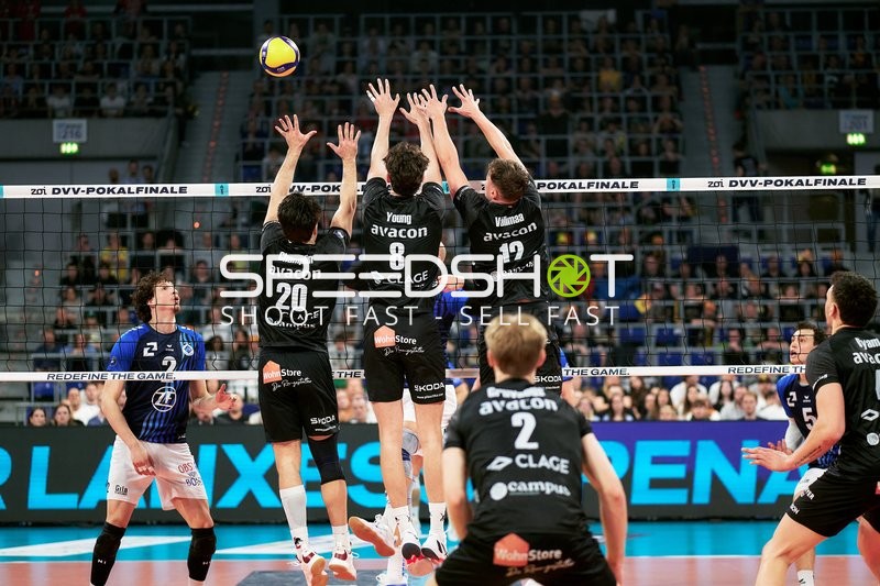 Spielszene mit Gustavo Antonio Maciel (2; VfB Friedrichshafen) und Ethan Champlin (20; SVG Lüneburg)