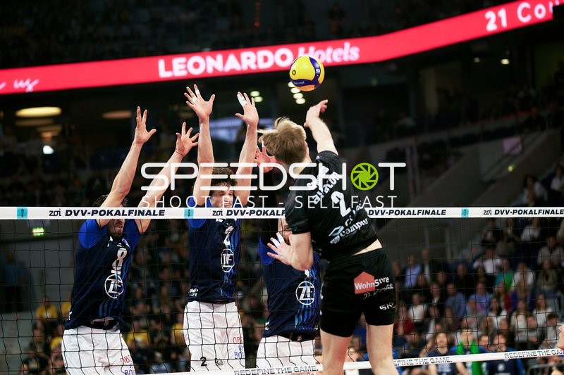 Spielszene mit Gustavo Antonio Maciel (2; VfB Friedrichshafen) und Daniel Gruvaeus (2; SVG Lüneburg)