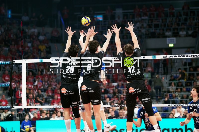 Spielszene mit Ethan Champlin (20; SVG Lüneburg), Cole Young (8; SVG Lüneburg) und Santeri Välimaa (12; SVG Lüneburg)