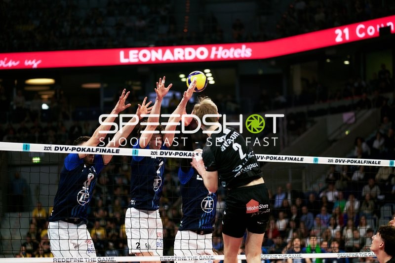 Spielszene mit Gustavo Antonio Maciel (2; VfB Friedrichshafen)