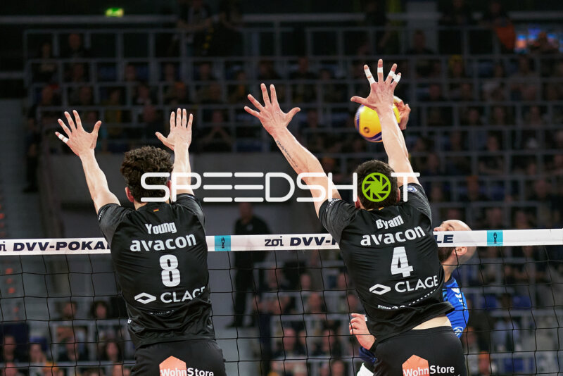 Block am Netz mit Cole Young (8; SVG Lüneburg) und Christopher Byam (4; SVG Lüneburg)