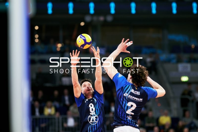 Spielszene mit Aleksa Batak (8; VfB Friedrichshafen) und Gustavo Antonio Maciel (2; VfB Friedrichshafen)