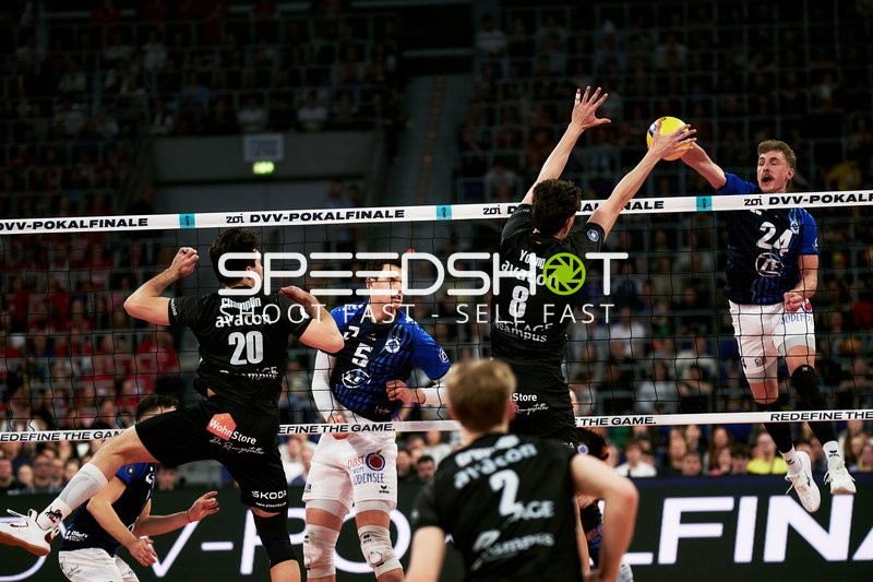 Spielszene mit Jonas Peter Van Huizen (24; VfB Friedrichshafen) und Louis Kunstmann (5; VfB Friedrichshafen)