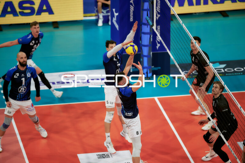 Spielszene mit Jonas Peter Van Huizen (24; VfB Friedrichshafen), Vojin Cacic (1; VfB Friedrichshafen) und Aleksa Batak (8; VfB Friedrichshafen)