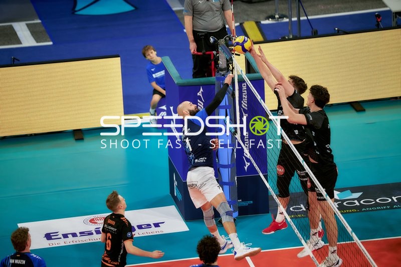 Spielszene mit Vojin Cacic (1; VfB Friedrichshafen) und Christopher Byam (4; SVG Lüneburg)