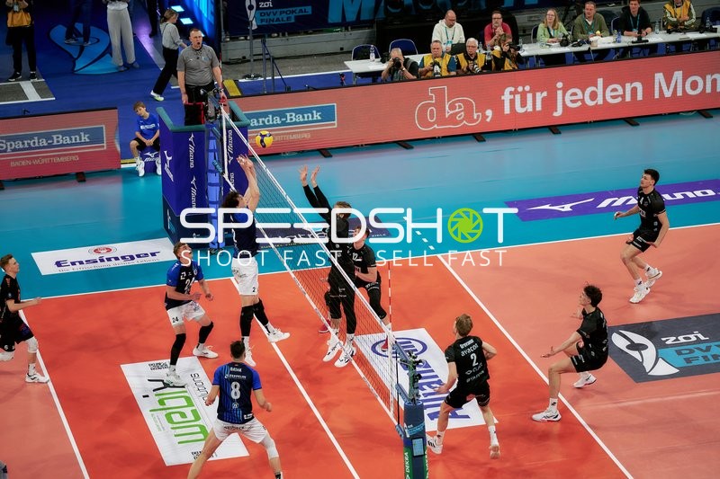 Spielszene mit Gustavo Antonio Maciel (2; VfB Friedrichshafen) und Santeri Välimaa (12; SVG Lüneburg)