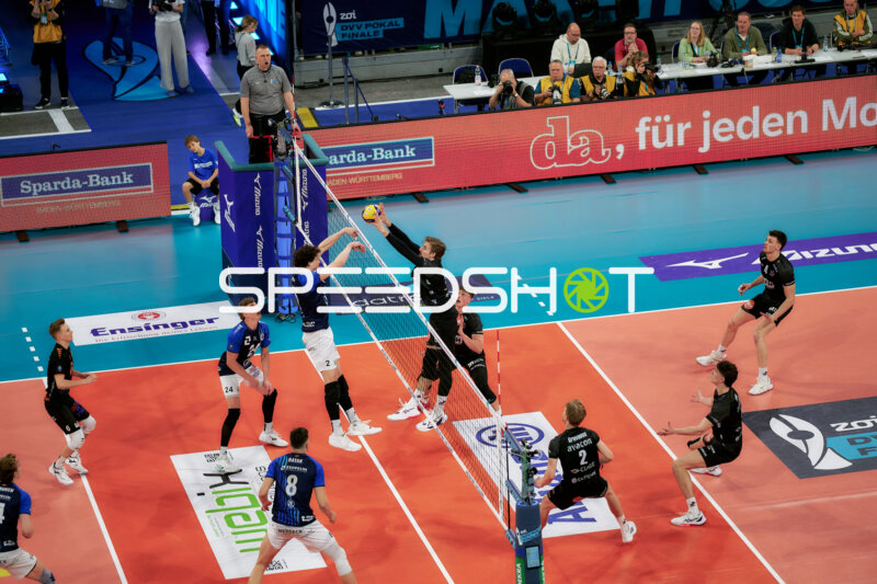 Block am Netz mit Santeri Välimaa (12; SVG Lüneburg)