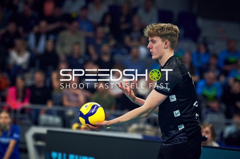 Aufschlag von Axel Enlund (17; SVG Lüneburg)