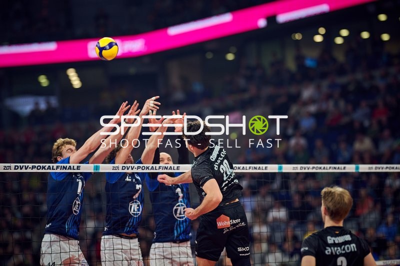 Spielszene mit Vojin Cacic (1; VfB Friedrichshafen) und Ethan Champlin (20; SVG Lüneburg)