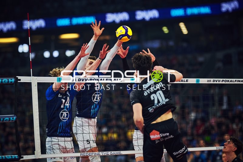 Block gegen Ethan Champlin (20; SVG Lüneburg)