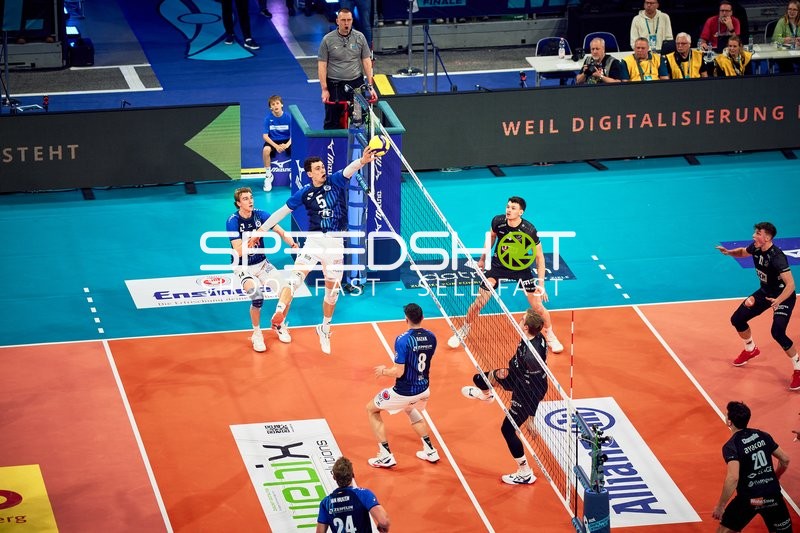 Spielszene mit Louis Kunstmann (5; VfB Friedrichshafen) und Parker James Van Buren (14; VfB Friedrichshafen)