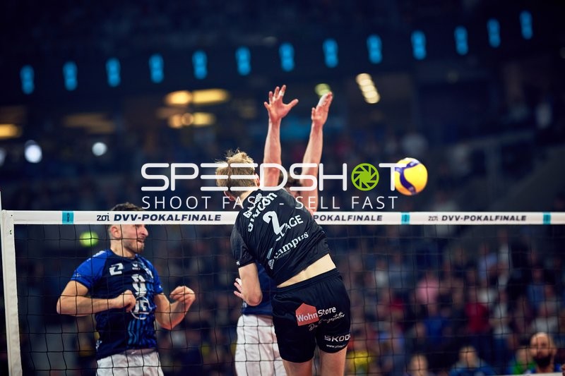 Spielszene mit Aleksa Batak (8; VfB Friedrichshafen) und Daniel Gruvaeus (2; SVG Lüneburg)