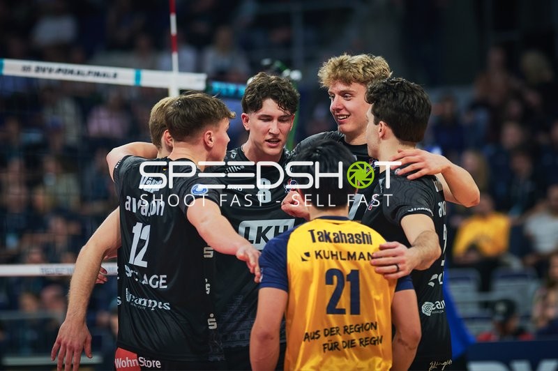 Spielszene mit Axel Enlund (17; SVG Lüneburg) und Cole Young (8; SVG Lüneburg)