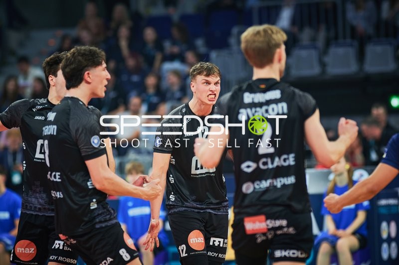 Spielszene mit Santeri Välimaa (12; SVG Lüneburg)