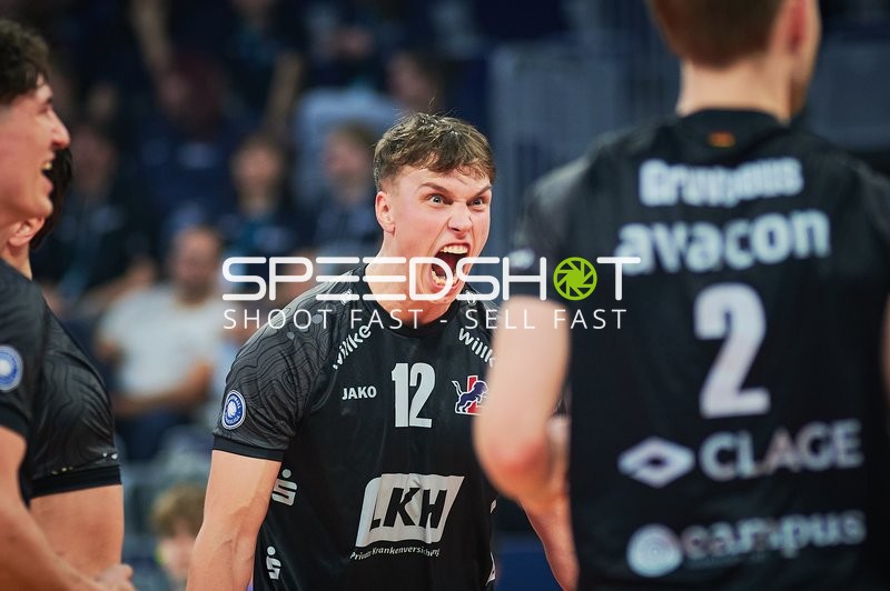 Spielszene mit Santeri Välimaa (12; SVG Lüneburg)