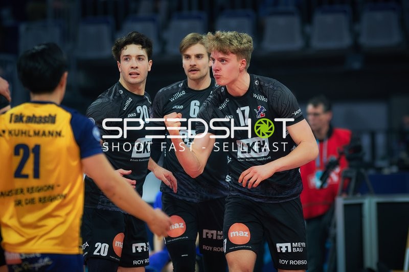 Spielszene mit Jackson Howe (6; SVG Lüneburg), Ethan Champlin (20; SVG Lüneburg) und Axel Enlund (17; SVG Lüneburg)