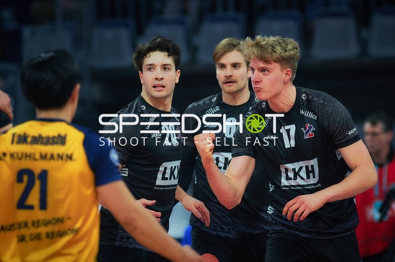 Spielszene mit Jackson Howe (6; SVG Lüneburg), Ethan Champlin (20; SVG Lüneburg) und Axel Enlund (17; SVG Lüneburg)