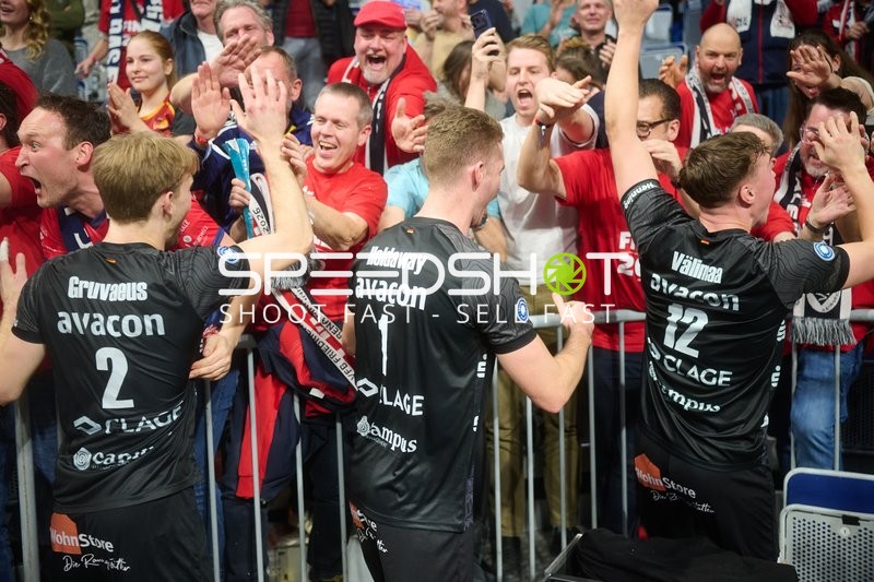 Spielszene mit Daniel Gruvaeus (2; SVG Lüneburg), Shane Holdaway (1; SVG Lüneburg) und Santeri Välimaa (12; SVG Lüneburg)