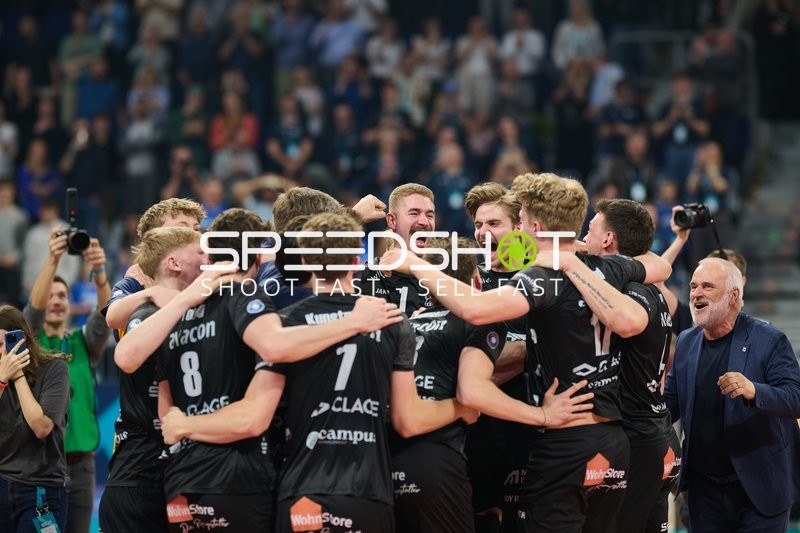 Jubel von Shane Holdaway (1; SVG Lüneburg) und Jackson Howe (6; SVG Lüneburg)