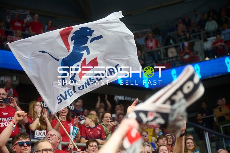 Fans mit SVG Lüneburg Flagge