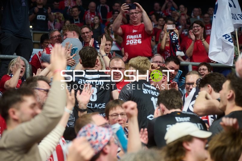 Jubel von Jesse Elser (3; SVG Lüneburg) und Team