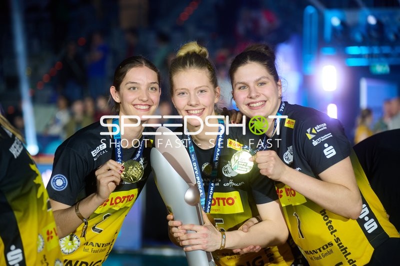 Spielerinnen feiern Pokalsieg