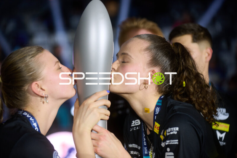 Siegerehrung mit Pokal