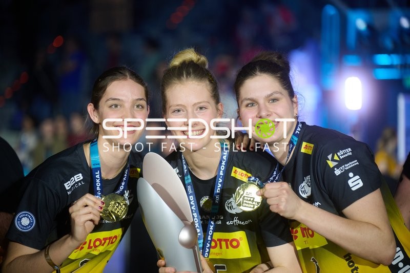 Frauen feiern Pokalsieg