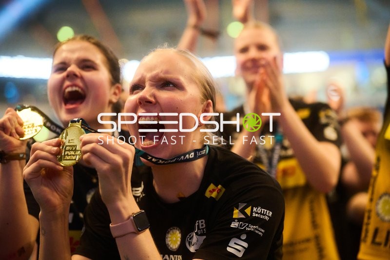 Feiernde Volleyballspielerinnen mit Medaillen