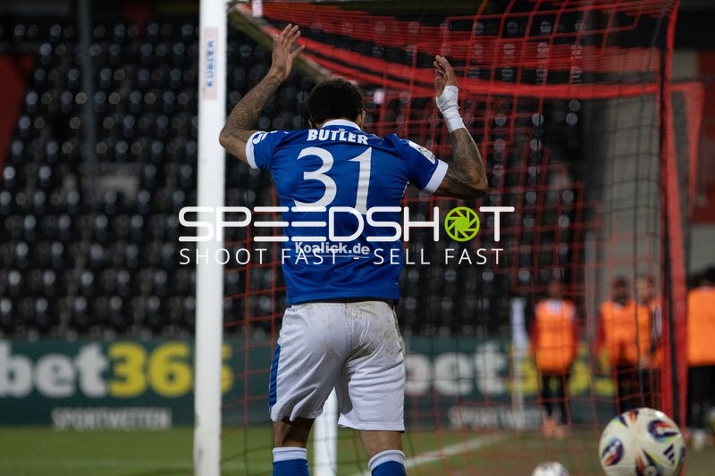 Spieler hebt Arme im Torraum