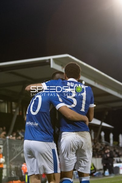 Spieler umarmen sich